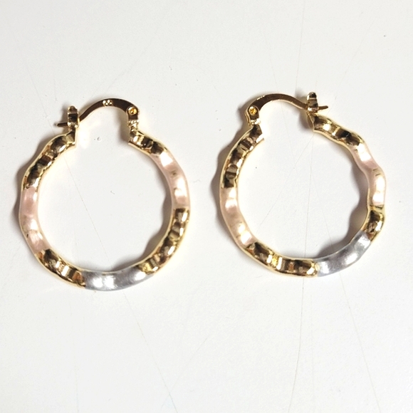 Tri tone hoop earrings. Gorgeous. Rose Gold, Gold & Silver wavy hoops - Picture 1 of 6